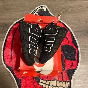 Nike Black and White Air Uptempos (2016) GS SZ 7y used no insole. Unisex